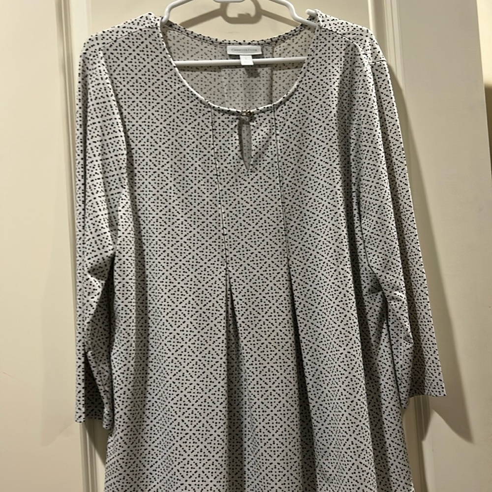 Charter Club women’s Flowy Tunic pattern Top w/Keyhole Neck has stretch size L